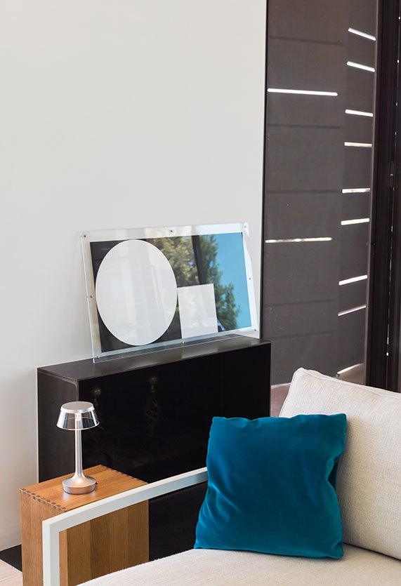 bon jour unplugged table starck flos F10370 product life 02 571x835 1 bon jour unplugged table starck flos F10370 product life 02 571x835 1